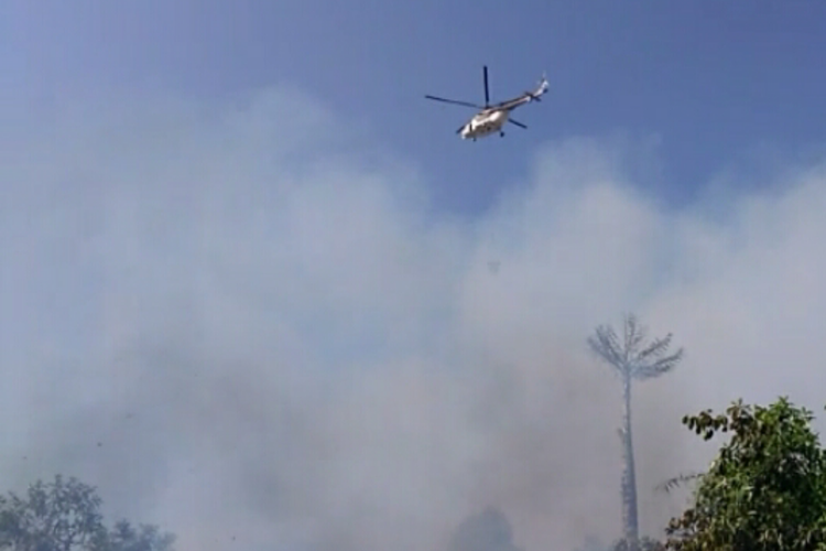 Helikopter BNPB melakukan water bombing di lokasi hutan dan lahan yang terbakar di Kabupaten Siak, Riau, Rabu (20/3/2019). 