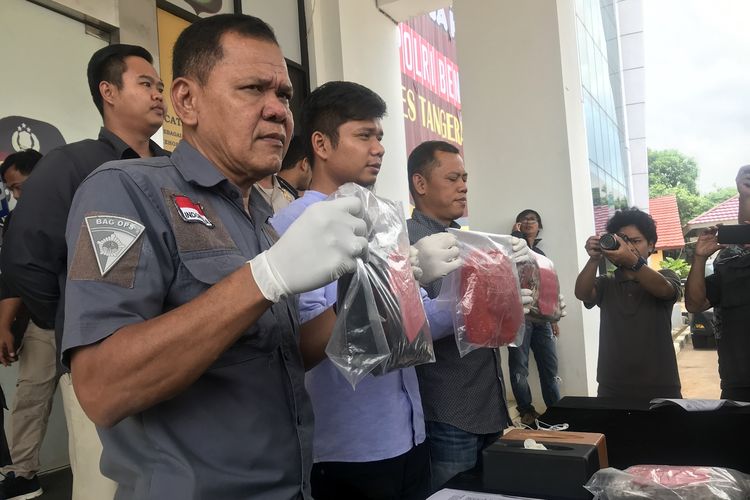 Kasatreskrim Polres Tangerang Selatan AKP Alexander Yurikho menunjukan barang bukti yang digunakan tersangka R untuk menghabisi nyawa anak kandungnya sendiri yang baru lahir. Konfrensi Pers digelar, Rabu (13/3/2019).
