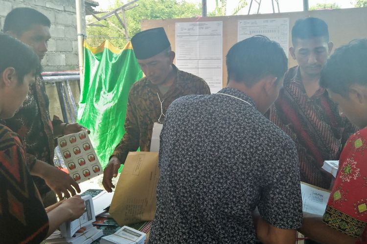 Suasana pemungutan suara ulang di TPS 10 Dahanrejo, Kecamatan Kebomas, Gresik, Rabu (24/4/2019).