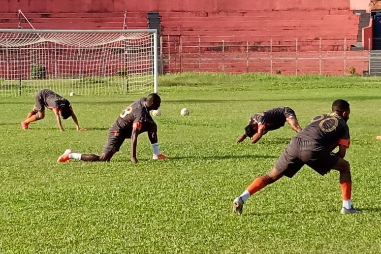 Pemain Semen Padang menggelar latihan di Stadion H. Agus Salim Padang.