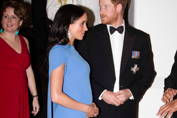 Meghan Markle memakai gaun cape