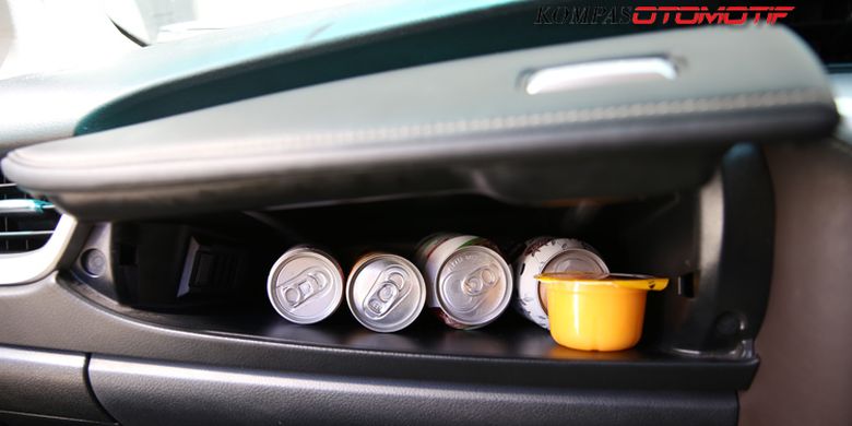Kompartemen pendingin minuman di dalam kabin Toyota Fortuner