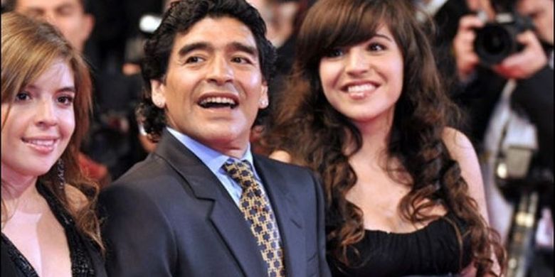 Diego Maradona dan dua puterinya