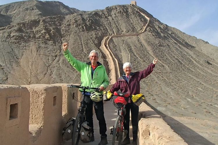 Peter dan Chris Lloyd saat tiba di Tembok Besar China setelah melakukan perjalanan menggunakan sepeda dari Inggris.