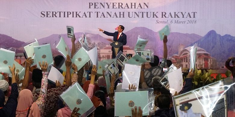 Presiden Joko Widodo memberikan sambutan saat pembagian sertifikat tanah kepada warga di Sentul, Kabupaten Bogor, Jawa Barat, Selasa (6/3). Presiden Joko Widodo membagikan sertifikat lahan kepada 15.000 orang , jumlah tersebut adalah yang paling banyak dibandingkan dengan jumlah sertifikat yang pernah dibagikan Jokowi selama menjabat Presiden RI. 