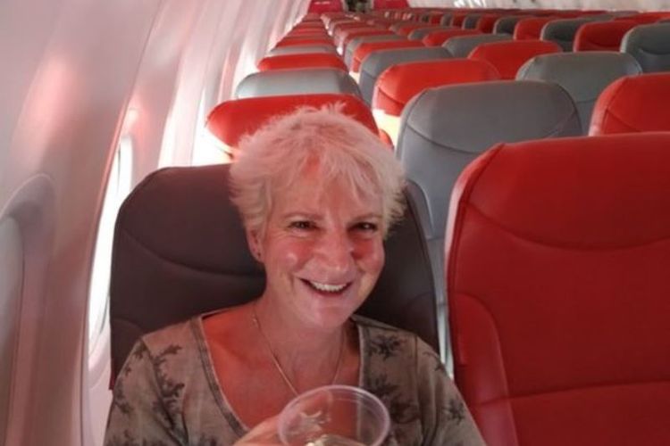 Karon Grieve seperti mendapatkan pelayanan VIP dalam penerbangan Jet2 dari Glasgow ke Pulau Kreta karena tak ada penumpang lain di pesawat itu.
