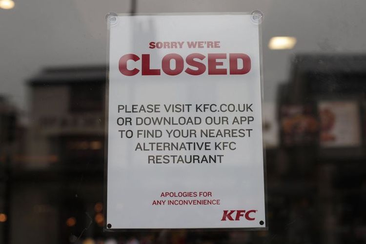 Restoran KFC di Clapham, London selatan, Inggris, merupakan satu dari sekian banyak yang ditutup pada pekan ini. (PA via metro.co.uk)