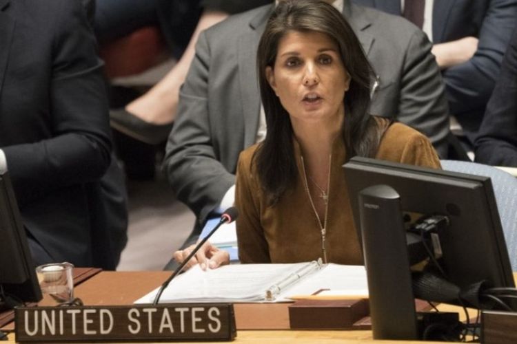 Duta Besar AS untuk PBB Nikki Haley berbicara dalam pertemuan Dewan Keamanan PBB tentang ancaman terhadap perdamaian dan keamanan internasional serta situasi di Timur Tengah, Senin (9/4/2018), New York, Amerika Serikat. (AFP/Don Emmert)