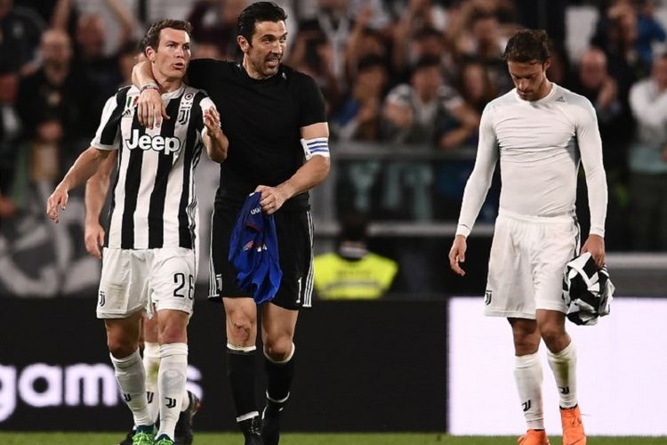 Stephan Lichsteiner dan Gianluigi Buffon merayakan kemenangan Juventus atas Verona di Stadion Allianz, 5 Mei 2018.