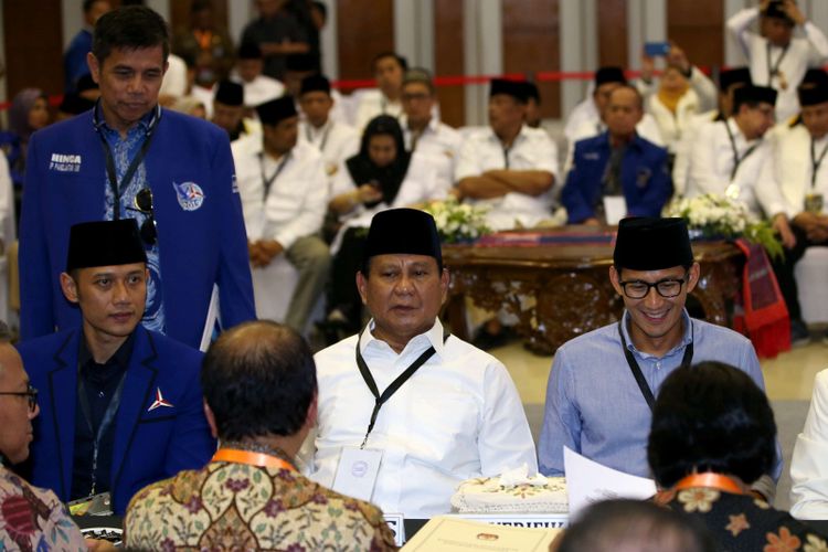 Pasangan Prabowo Subianto dan Sandiaga Uno didampingi tokoh partai pengusung resmi mendaftarkan diri sebagai bakal capres dan cawapres di Komisi Pemilihan Umum RI, Jakarta, Jumat, (10/8/2018).