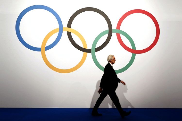 Seseorang melintasi logo Komite Olimpiade Internasional (IOC)International Olympic Committee (IOC) saat kongres luar biasa di Monaco, 8 Desember 2014.