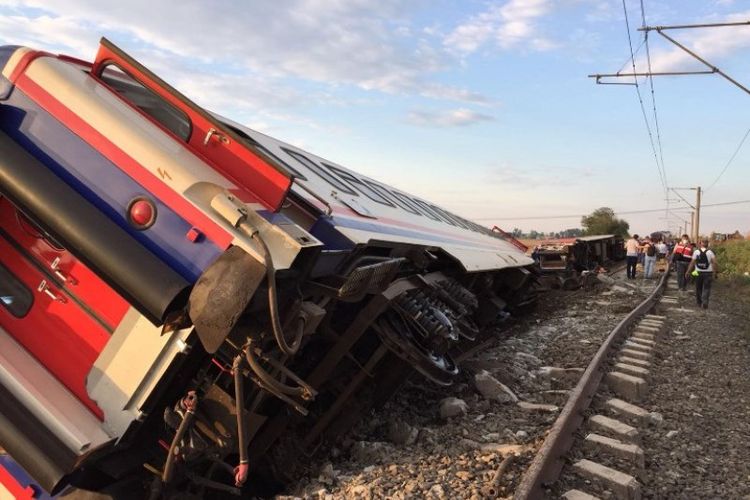 Kereta api di Turki tergelincir di distrik Corlu, provinsi Tekirdag. Sebanyak 10 orang tewas dan 73 orang luka-luka, Minggu (8/7/2018). (AFP/DHA).