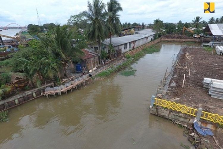 Kolam retensi dan pintu air otomatis di hilir Sungai Bendung untuk mengurangi risiko banjir di Kota Palembang, Sumatera Selatan.