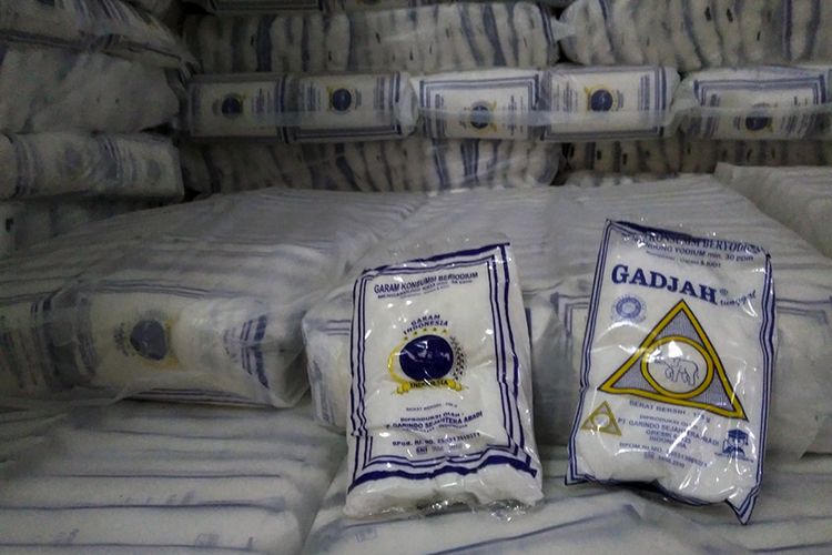 Bentuk garam industri yang dijadikan garam konsumsi merek Gadjah Tunggal dan Garam Indonesia.