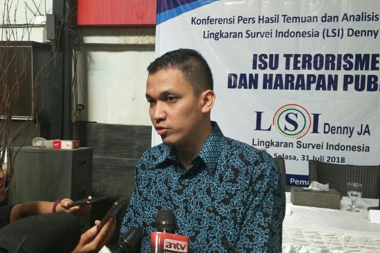 Peneliti LSI Denny JA, Ardian Sopa di Kantor LSI Denny JA, Jakarta, Selasa (31/7/2018)