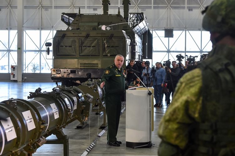 Pejabat Kementerian Pertahanan Rusia menjelaskan tentang sistem rudal jelajah 9M729 di hadapan jurnalis dan atase militer dalam konferensi di Moskwa, Rabu (23/1/2019).