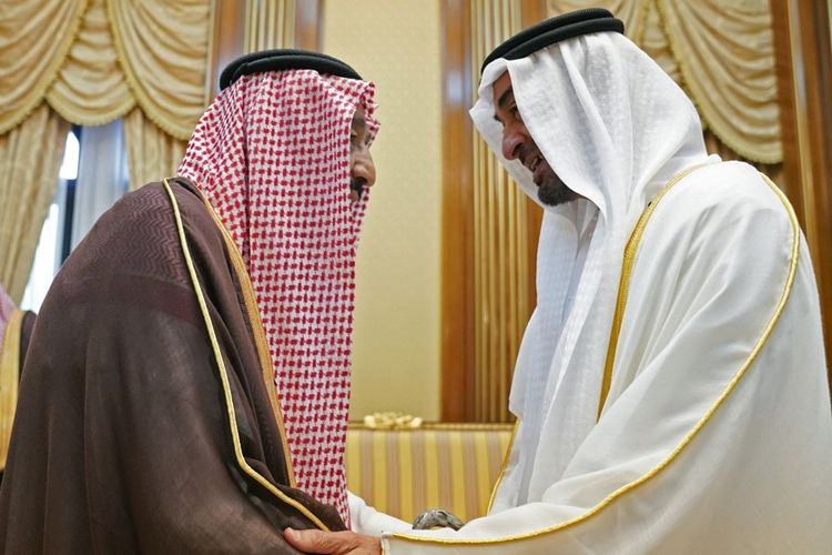 Putra Mahkota Abu Dhabi Mohammed bin Zayed al-Nahyan (kanan) bertemu dengan Raja Arab Saudi Salman bin Abdulaziz, di Mekkah, Senin (12/8/2019). Pertemuan itu guna membahas situasi di Yaman.