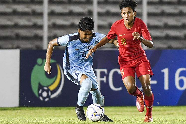 Pemain Timnas U-16 Indonesia Aditiya Daffa (kanan) berebut bola dengan pemain Timnas Kepulauan Mariana Utara Brian Lubao (kanan) pada laga kualifikasi Piala AFC U-16 2020 di Stadion Madya, Jakarta, Rabu (18/9/2019). Timnas U-16 Indonesia berhasil menang telak dengan skor 15-1 atas Mariana Utara.