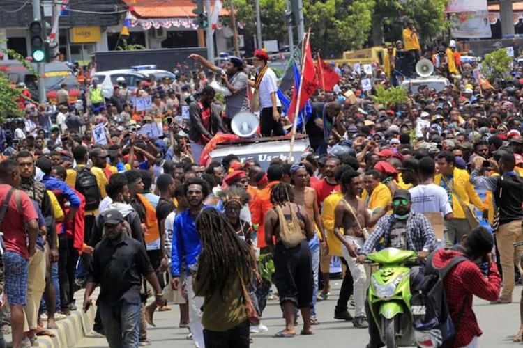 Massa melakukan aksi di Jayapura, Senin (19/8/2019). Aksi tersebut untuk menyikapi peristiwa yang dialami mahasiswa asal Papua di Surabaya, Malang dan Semarang.