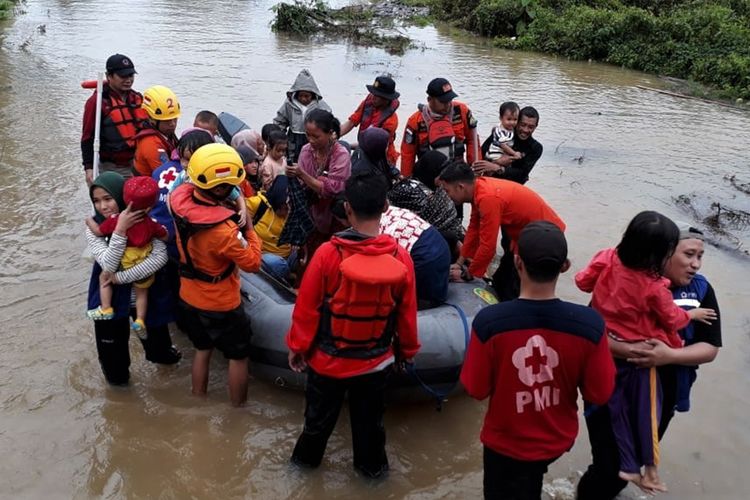 Personel Basarnas Kendari mengevakuasi korban banjir bandang di wilayah terisolir yang terjebak di atap rumahnya di Desa Tanggawuna, Konawe, Sulawesi Tenggara, Minggu (9/6/2019). Akibat banjir bandang Sungai Konaweha sebanyak 38 desa dan 6 kelurahan di Kabupaten Konawe terendam banjir dengan data sementara dari pihak BPBD Konawe sebanyak 1.097 unit rumah terendam sedangkan pengungsi sebanyak 4.291 jiwa, sedangkan jalan trans Sulawesi yang menghubungkan Sulawesi Tenggara-Sulawesi Selatan putus akibat jembatan penghubung ambruk sekitar pukul 18.00 Wita.