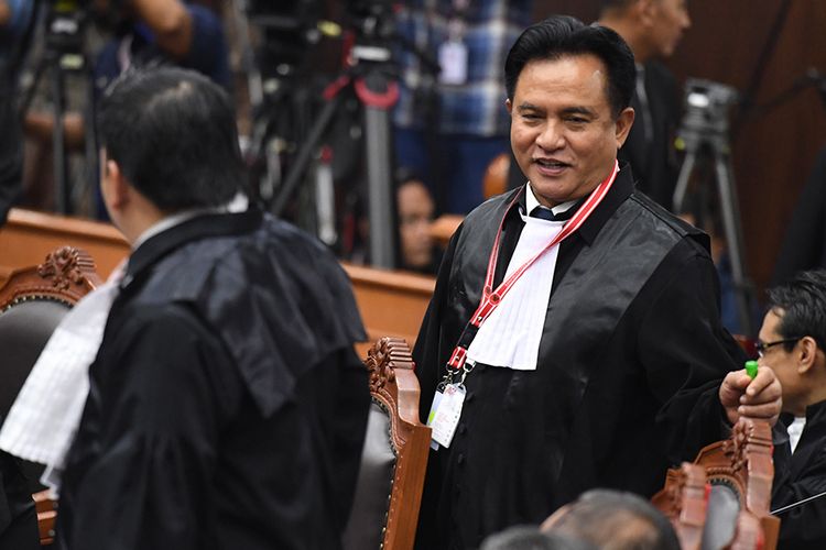 Ketua tim kuasa hukum pasangan calon presiden dan calon wakil presiden nomor urut 01 Yusril Ihza Mahendra selaku pihak terkait bersiap mengikuti sidang lanjutan Perselisihan Hasil Pemilihan Umum (PHPU) Pilpres 2019 di Gedung Mahkamah Konstitusi, Jakarta, Selasa (18/6/2019). Sidang tersebut beragendakan mendengarkan jawaban termohon, pihak terkait dan Bawaslu.