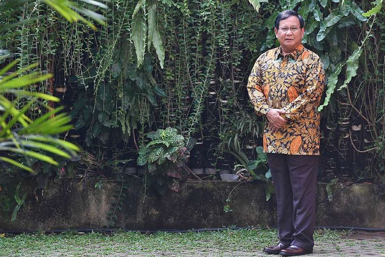 Ketua Umum Partai Gerindra Prabowo Subianto menunggu kedatangan Ketua Umum Partai Demokrat Susilo Bambang Yudhoyono di kediamannya, Jalan Kertanegara, Jakarta Selatan, Senin (30/7/2018). Pertemuan tersebut merupakan tindak lanjut dari komunikasi politik yang dibangun kedua partai untuk Pilpres 2019.