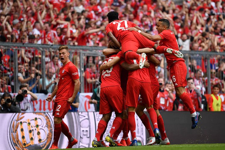 Para pemain Bayern Muenchen merayakan gol pertama saat melawan Eintracht Frankfurt pada pertandingan Bundesliga di Allianz Arena, Jerman, Sabtu (18/5/2019). Bayern Muenchen berhasil memastikan gelar juara Bundesliga musim 2018-2019 setelah pada pekan terakhir atau ke-34 mengalahkan Eintracht Frankfurt dengan skor 5-1.