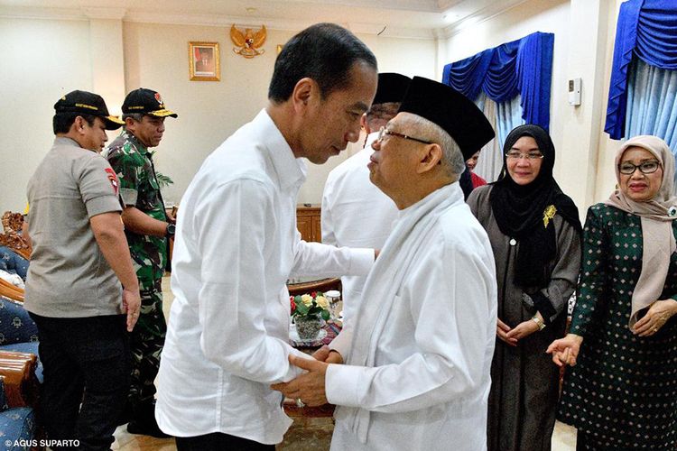 Calon presiden dan wakil presiden nomor urut 01 Joko Widodo (kiri) dan Maruf Amin berjabat tangan usai menyaksikan tayangan sidang putusan MK tentang perselisihan hasil pemilihan umum (PHPU) Pilpres 2019 di Ruang Tunggu Base Ops Lanud Halim, Jakarta, Kamis (27/6/2019). Dalam putusannya, MK menolak seluruh gugatan pilpres yang diajukan Prabowo-Sandi.