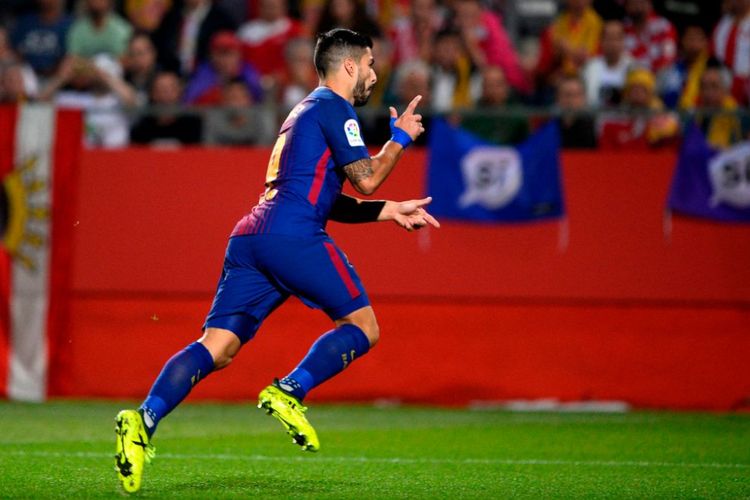 Luis Suarez melakukan selebrasi ala penembak, sesuai julukannya El Pistolero, saat Barcelona menang di kandang Girona, Sabtu (23/9/2017).