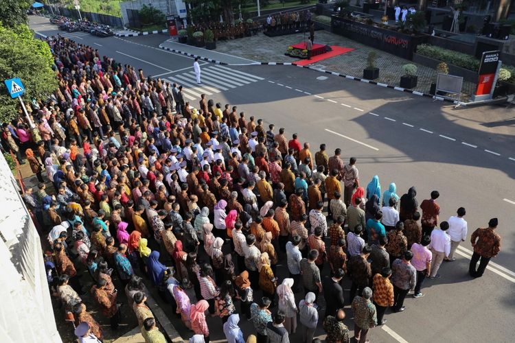 Suasana upacara peringatan Sumpah Pemuda di halaman gedung KPK, Kuningan, Jakarta. Senin (30/10/2017). Laode M Syarief berpesan dalam isi pidato adalah melanjutkan semangat kemerdekaan dengan tetap mempersatukan Indonesia, menghilangkan kemiskinan, dan memberantas korupsi.