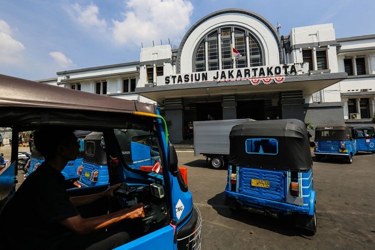 Suasana di luar Stasiun Jakarta Kota di Jakarta Barat, Kamis (7/9/2017). Pada hari libur, jumlah penumpang yang naik dan turun di Stasiun Jakarta Kota mencapai 90.000 orang, dua kali lipat lebih banyak dibandingkan jumlah penumpang pada hari-hari kerja.