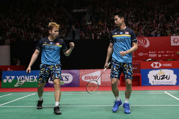 Ganda putra Indonesia, Marcus Fernaldi Gideon dan Kevin Sanjaya Sukamuljo bertanding melawan ganda putra Denmark, Kim Astrup dan Andreas Skaarup Rasmussen pada pertandingan semifinal Daihatsu Indonesia Masters 2019 di Istora Senayan, Jakarta, Sabtu (26/1/2019).