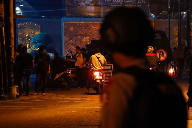 Sejumlah petugas berjaga di Mako Brimob, Depok, Jawa Barat, Rabu (9/5/2018). Beredar kabar telah terjadi keributan di dalam Rutan Mako Brimob, informasi yang didapat menyebutkan terdapat anggota brimob yang disandera dan senjata api mereka yang dirampas.