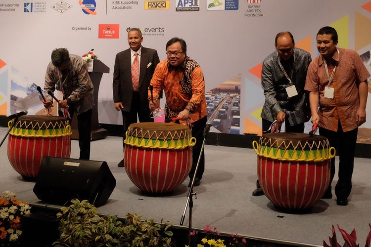(tengah, berbatik) Menteri PPN/Bappenas Bambang Bridjonegoro saat membuka acara IIW 2017