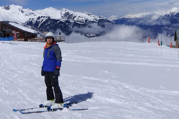 Turis Indonesia bermain ski di Pegunungan Alpen di sisi Les Avanchers, Valmorel, Perancis, Selasa (10/4/2018). Pegunungan Alpen merupakan salah satu tempat untuk bermain ski baik pemula hingga professional.