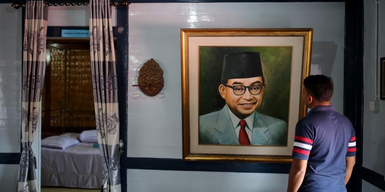 Suasana pengunjung di Museum Rumah Kelahiran Bung Hatta di Jl. Soekarno Hatta No.37, Bukittinggi, Sumatera Barat, Minggu (30/4/2017). Pengunjung dapat melihat silsilah keluarga Bung Hatta lewat dokumentasi dan informasi yang dipajang di pigura, serta untuk mengunjungi rumah kelahiran Bung Hatta tak dipugut biaya alias gratis, buka setiap hari dari Senin sampai Minggu dari pukul 08.00-18.00.