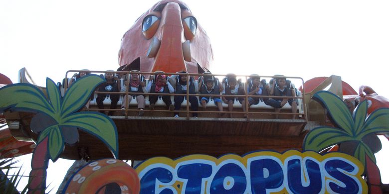 Sejumlah pengunjung menikmati wahana baru Octopus. di JungleLand Sentul, Bogor, Jawa Barat, Sabtu (8/7/2017).