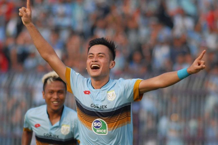 Pemain Persela Lamongan, Agung Pribadi, merayakan golnya ke gawang Borneo FC, Sabtu (8/7/2017).