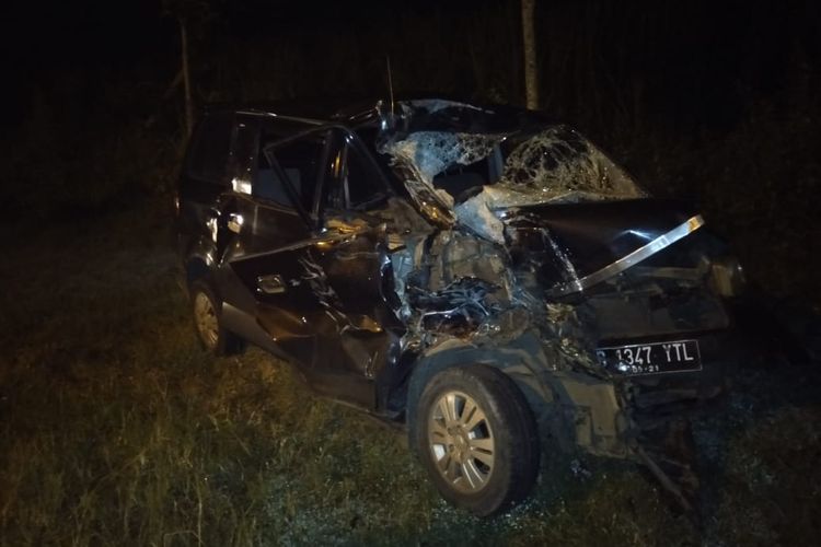 Mobil APV yang ringsek usai bertabrakan dengan Bus Sumber Selamt di jalan raya Kabupaten Ngawi. Pemngemudi mobil APV tewas ditempat Karena tergencet bodi mobil.