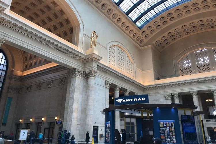 Suasana Chicago Union Station di Chicago, negara bagian Illinois, Amerika Serikat, Sabtu (5/4/2019). Desain bangunan di stasiun terbesar di Chicago ini mendapatkan pengaruh dari Eropa. 