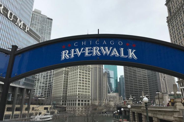 Suasana Kota Chicago saat berwisata riverwalk atau berjalan menyusuri Sungai Chicago di Chicago, negara bagian Illinois, Amerika Serikat, Sabtu (5/4/2019). Wisata riverwalk jadi daya tarik bagi turis mancanegara yang berkunjung ke Chicago.
