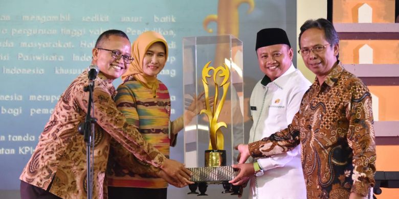 Wakil Gubernur Jawa Barat Uu Ruzhanul Ulum saat membuka Kompetisi Pariwisata Indonesia (KPI) ke-10 di Pendopo Tonny Soewandito Kampus Politeknik Negeri Bandung (Polban) di Jalan Gegerkalong Hilir, Parongpong, Kabupaten Bandung Barat, Rabu (24/4/19)