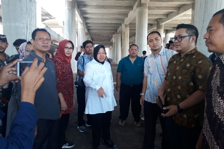 Wali Kota Surabaya, Tri Rismaharini, beserta jajarannya saat memantau pengerjaan lapangan tembak di Kecamatan Kenjeran, Surabaya