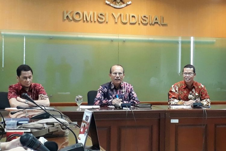 Ketua Bidang Rekrutment Hakim KY Maradaman Harahap (kedua dari kiri foto) saat mengumumkan 74 calon hakim agung yang lolos tahap seleksi administrasi di kantor Komisi Yudisia (KY), Jakarta Pusat, Jumat (26/1/2018).