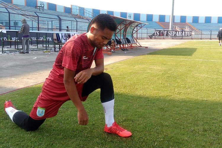 Saddil Ramdani saat melakukan sesi pemanasan jelang latihan di Stadion Surajaya, Lamongan, Kamis (29/3/2018). 