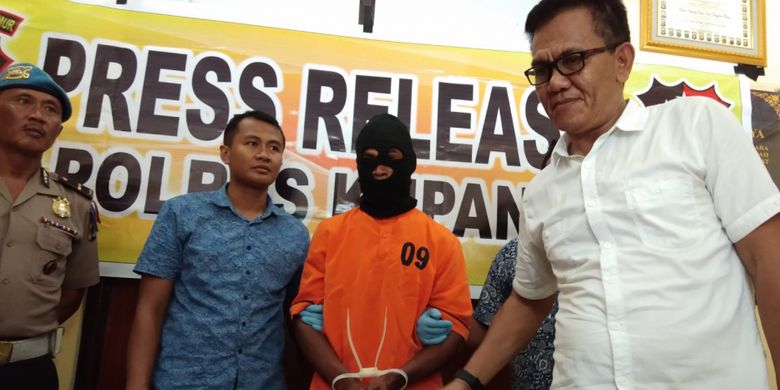 Kasat Reskrim Polres Kupang Iptu Simson L Amalo (baju putih berkacamata) saat memberikan keterangan pers terkait kasus pembunuhan terhadap Meri Faot yang dilakukan oleh RT alias Anus (baju oranye).