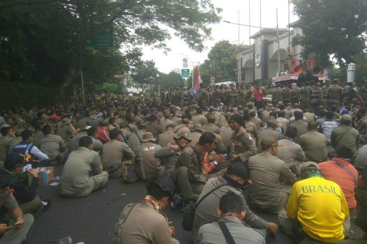 Ratusan anggota Satpol PP berunjuk rasa di depan Kantor Kementerian Pendayagunaan Aparatur Negara dan Reformasi Birokrasi (Kemenpan RB), Senin (25/9/2017).