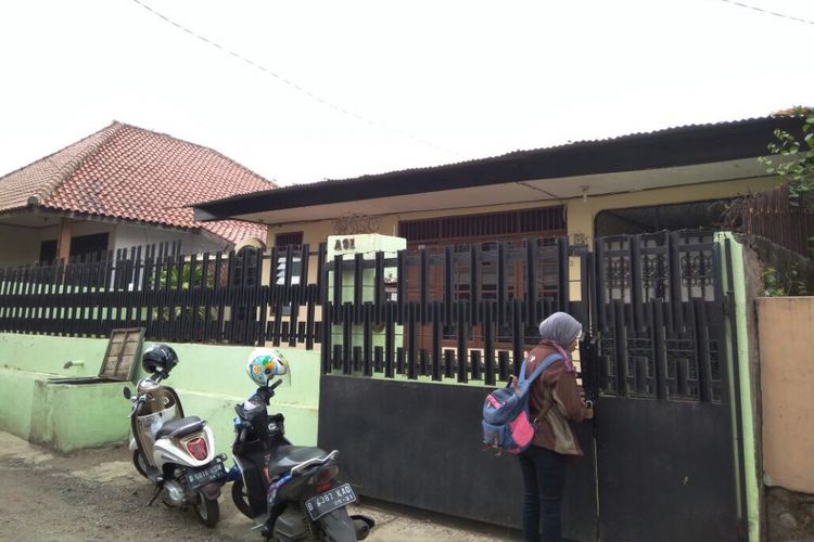 Suasana tempat tinggal Aris Wahyudi, pemilik sekaligus pendiri situs www. nikahsirri.com, di Kelurahan Jatimekar, Kecamatan Jatiasih, Kota Bekasi, Senin (25/9/2017). 