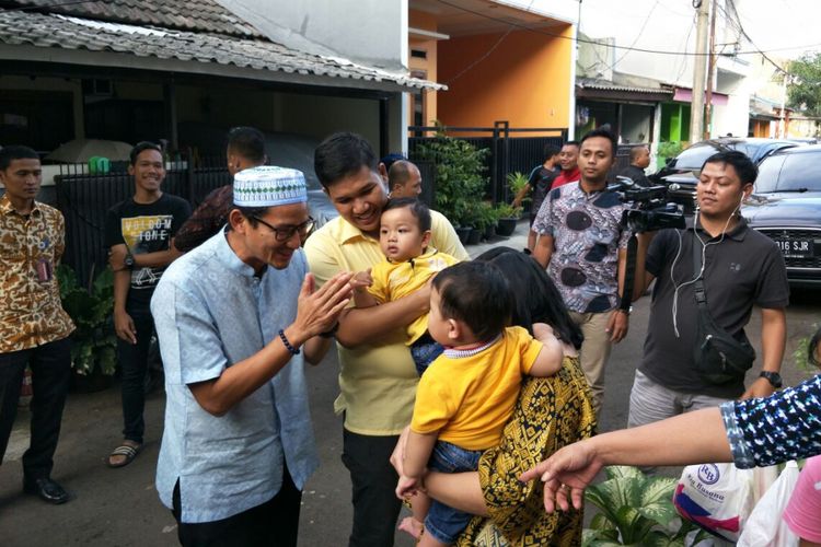 Wakil Gubernur DKI Jakarta Sandiaga Uno berkunjung ke rumah pengawalnya yang merayakan natal di kawasan Pondok Aren, Tangerang Selatan, Senin (25/12/2017). 