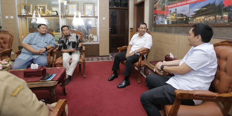 Wali Kota Semarang Hendrar Prihadi berbincang dengan CEO dan pengurus PSIS di Kantor Balaikota Semarang. PSIS temui Wali Kota Semarang untuk menyatakan kesiapannya hadipi kompetisi Liga 1 2019. 